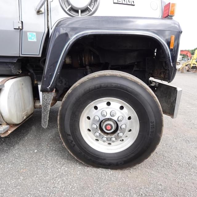 Image of Ford L9000 equipment image 4