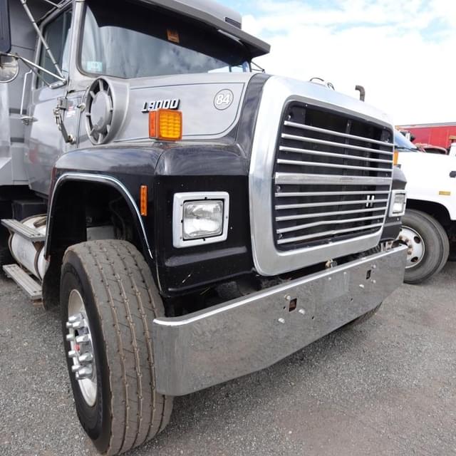 Image of Ford L9000 equipment image 2