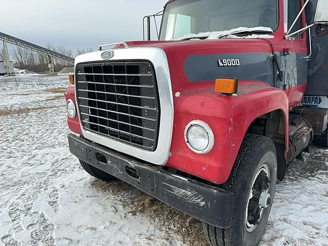 Image of Ford L9000 equipment image 2