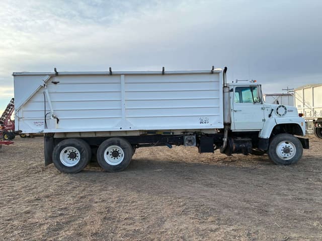 Image of Ford L9000 equipment image 4