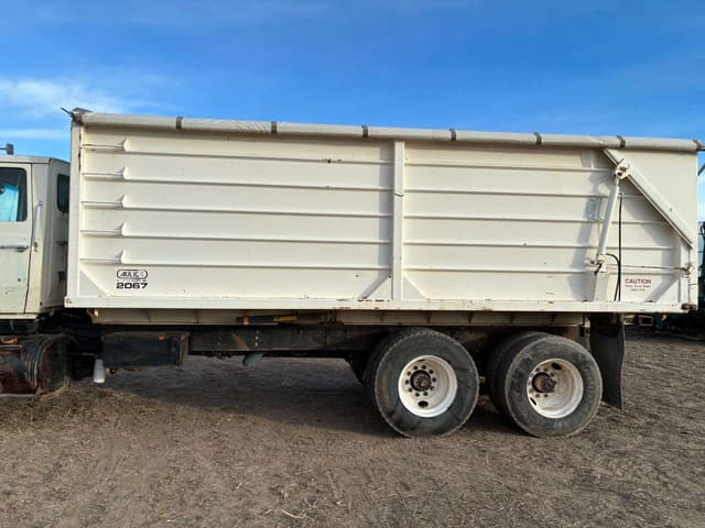 Image of Ford L9000 equipment image 2