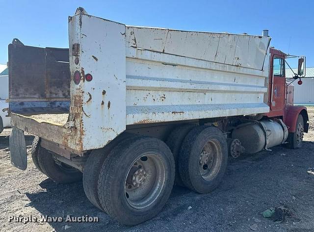 Image of Freightliner FLC equipment image 4