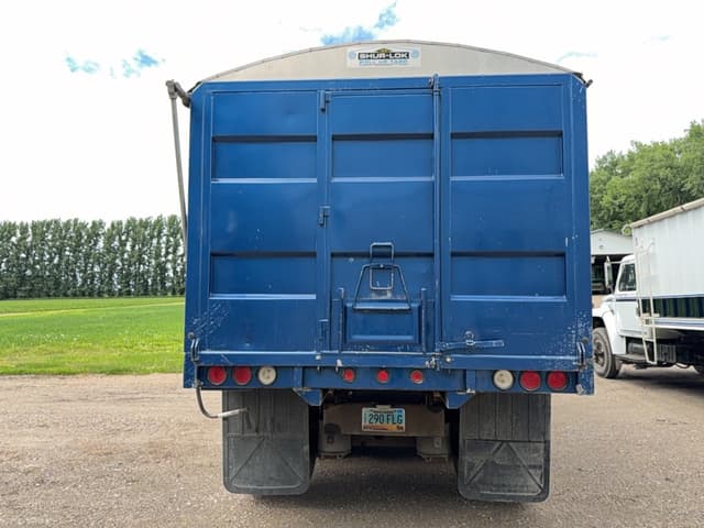 Image of Freightliner FLC112 equipment image 3