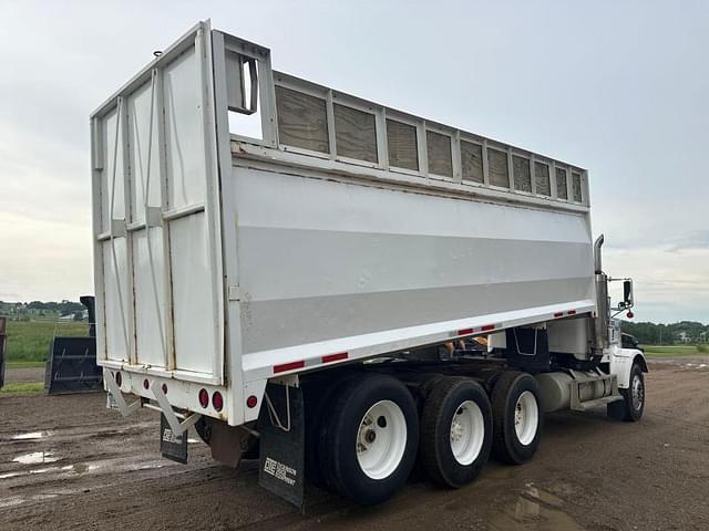Image of Freightliner FLC120 equipment image 4