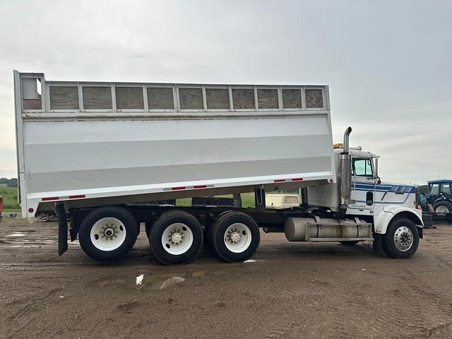 Image of Freightliner FLC120 equipment image 3