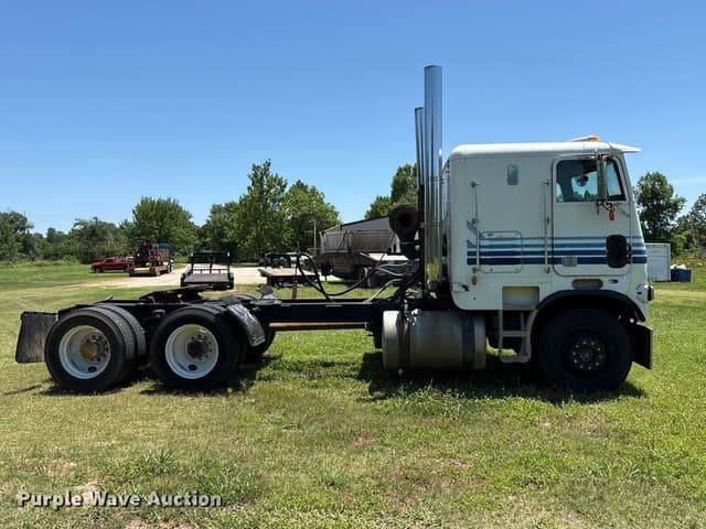 Image of Freightliner FLT equipment image 3
