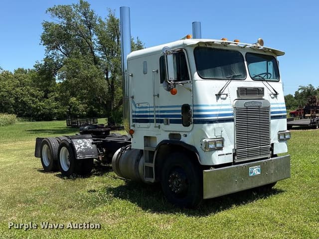 Image of Freightliner FLT equipment image 2