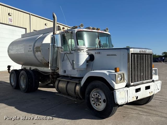 Image of GMC 9500 equipment image 2
