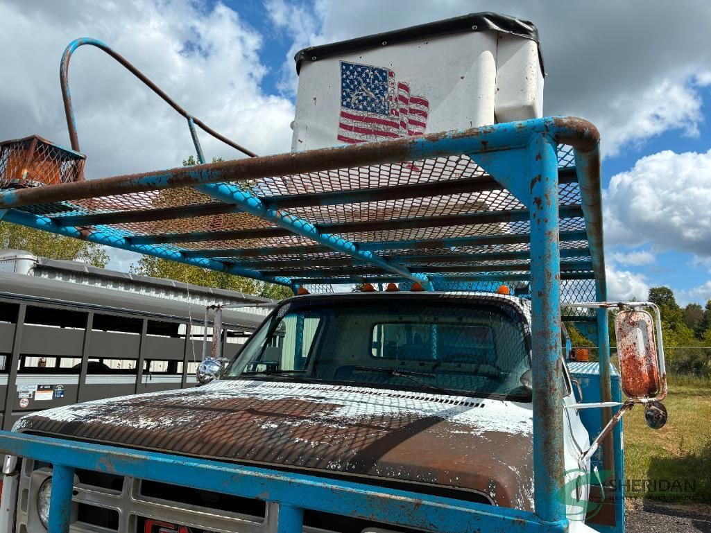 1987 GMC C7000 Equipment Image0