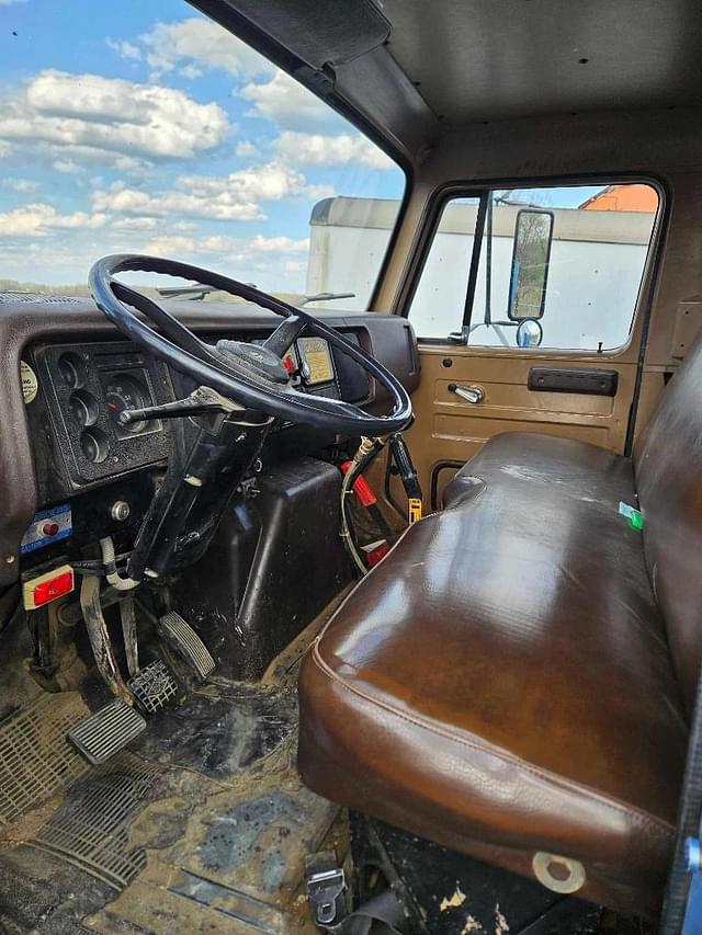 Image of International S1700 equipment image 2