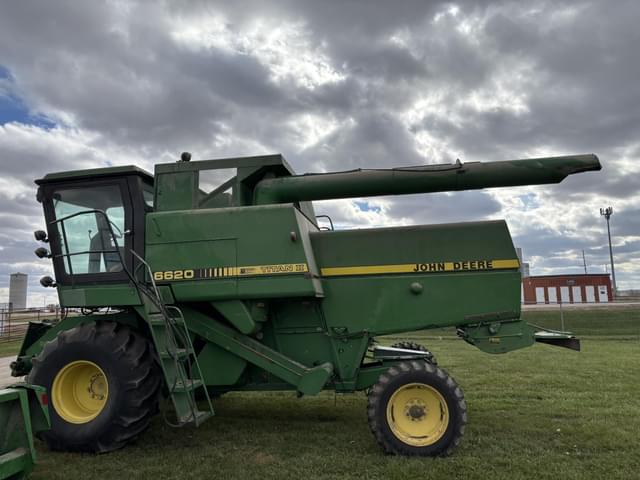 Image of John Deere 6620 Titan II equipment image 4