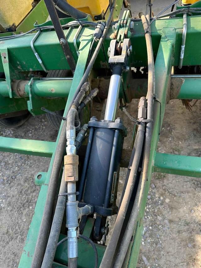 Image of John Deere 7200 equipment image 4