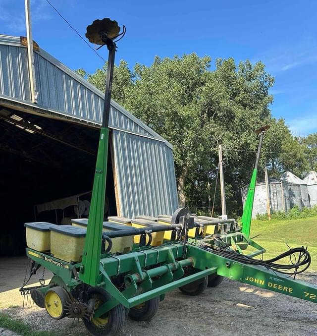 Image of John Deere 7200 equipment image 1