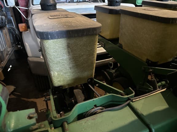 Image of John Deere 7200 equipment image 1