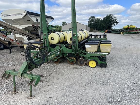 Image of John Deere 7200 equipment image 1