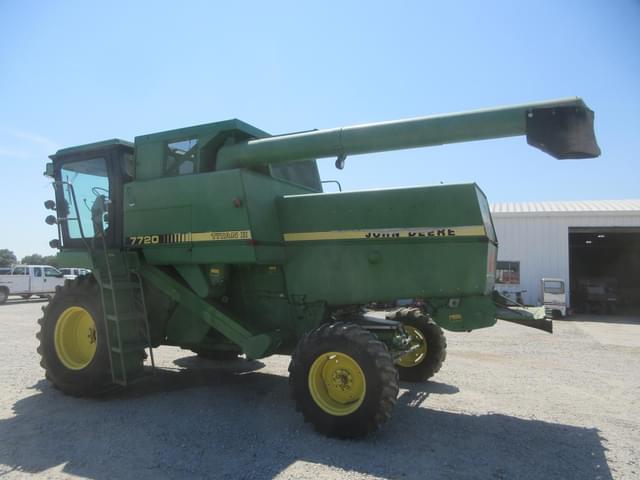 Image of John Deere 7720 Titan II equipment image 4