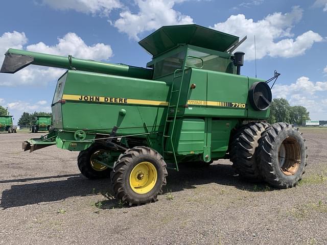 Image of John Deere 7720 Titan II equipment image 4