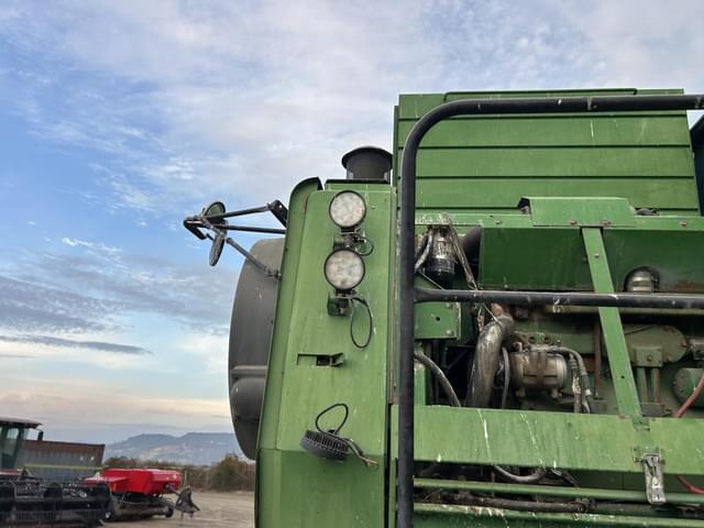 Image of John Deere 7720 Titan II equipment image 2