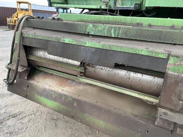 Image of John Deere 7720 Titan II equipment image 4