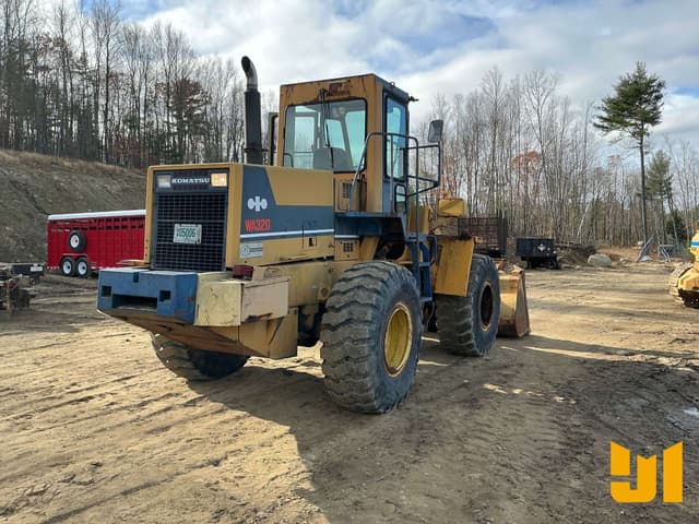 Image of Komatsu WA320-1 equipment image 4