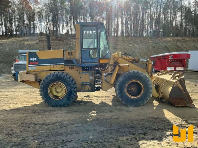 Image of Komatsu WA320-1 equipment image 3