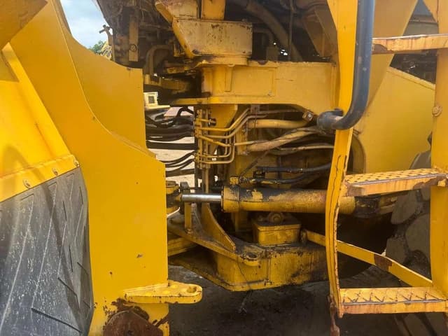 Image of Komatsu WA500-1L equipment image 4