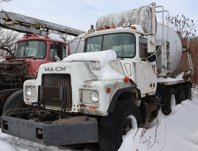 Image of Mack DM600 equipment image 2