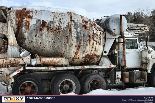 Image of Mack DM685S equipment image 2