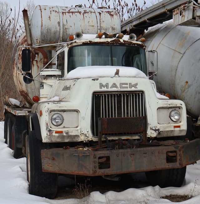 Image of Mack DM685S equipment image 1