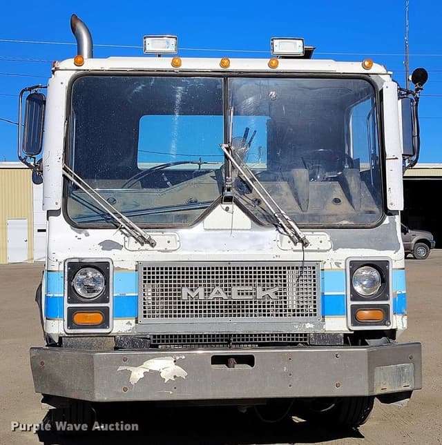 Image of Mack MR688S equipment image 3