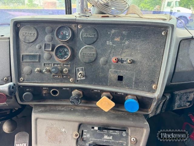 Image of Mack R690ST equipment image 2