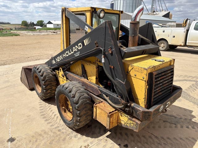 Image of New Holland L785 equipment image 2