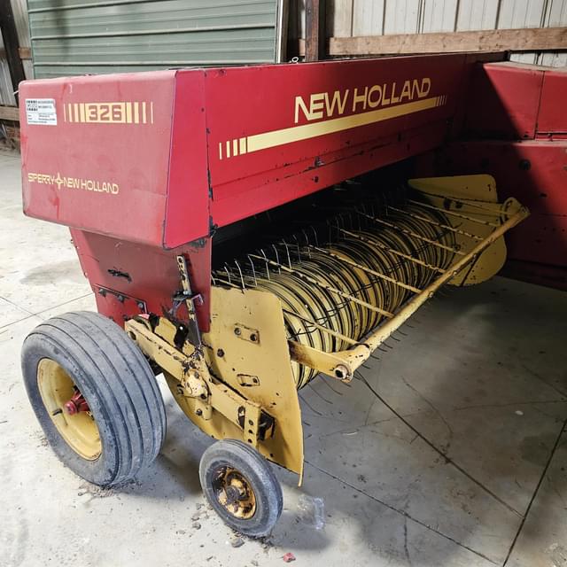 Image of New Holland 326 equipment image 3