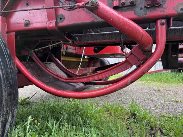 Image of New Holland 326 equipment image 4