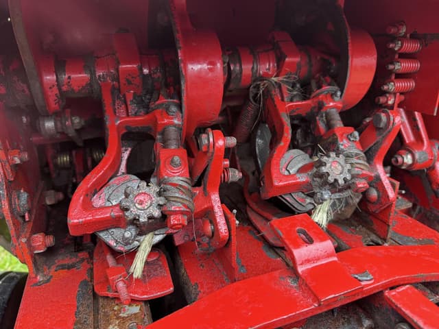 Image of New Holland 326 equipment image 3