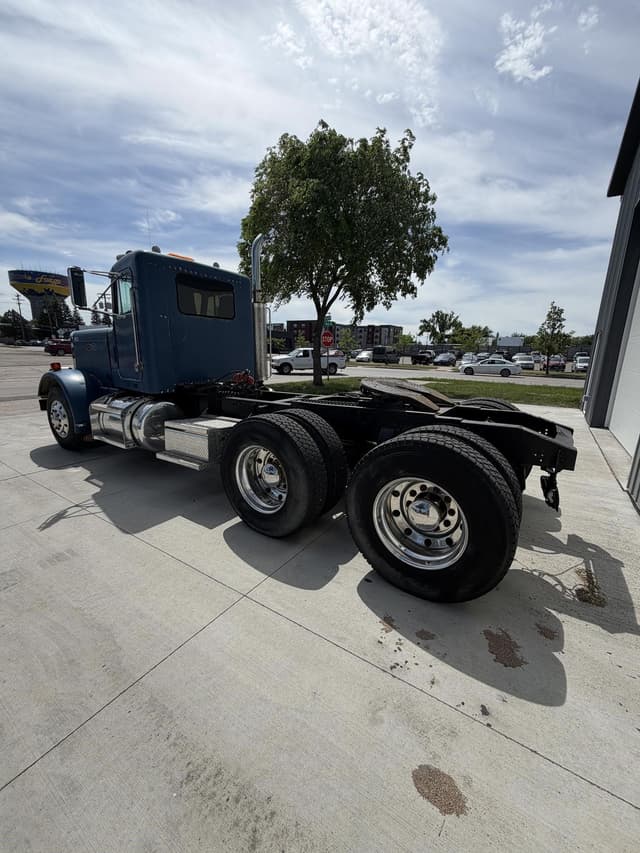 Image of Peterbilt 359 equipment image 1
