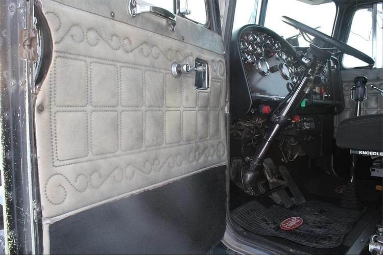 Main image Peterbilt 359 42