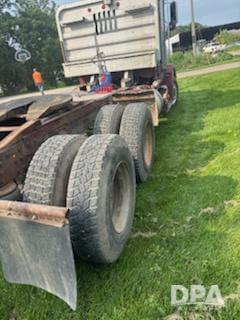 Image of Peterbilt 377 equipment image 4