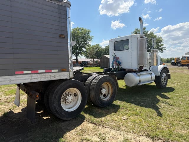 Image of Peterbilt 587 equipment image 2