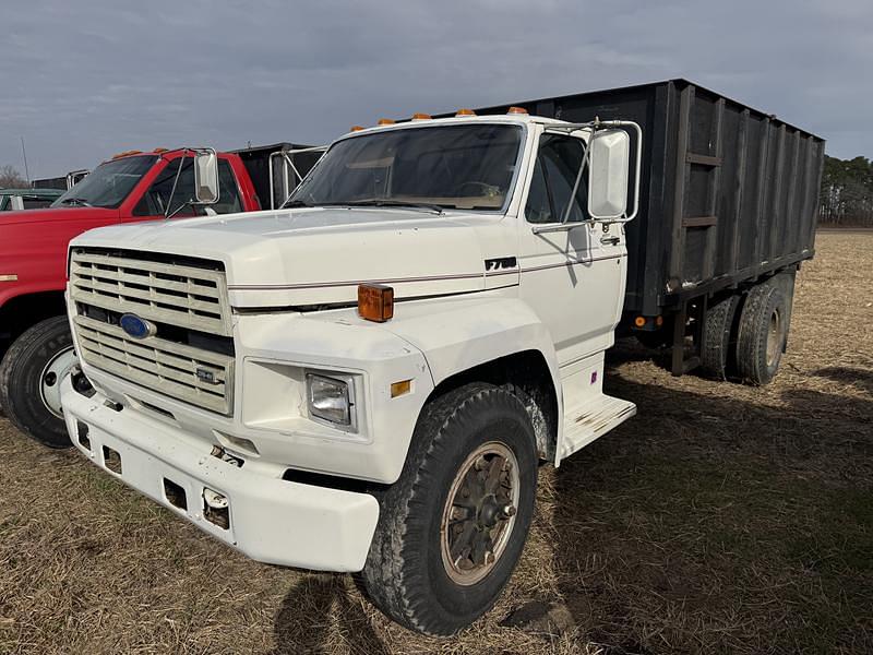 Image of Ford F-700 Primary image