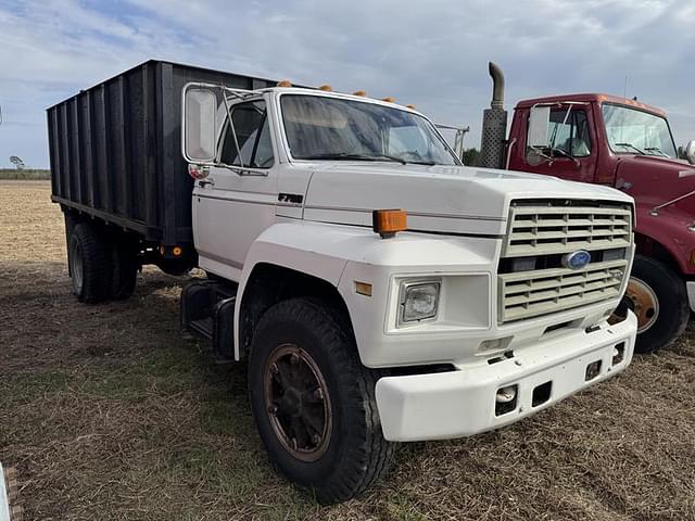 Image of Ford F-700 equipment image 1