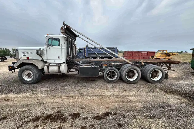 Image of Autocar Undetermined equipment image 4