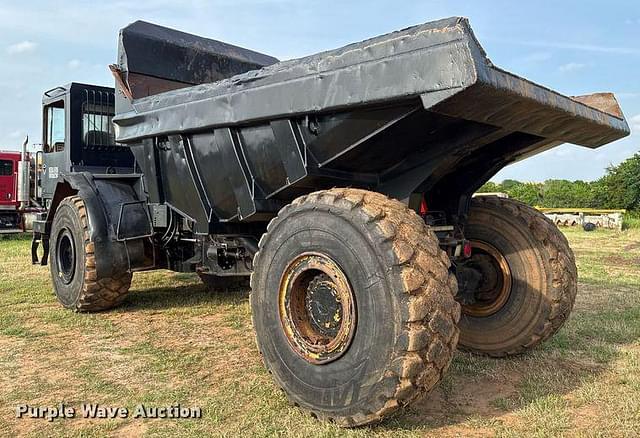 Image of Caterpillar D25C equipment image 4