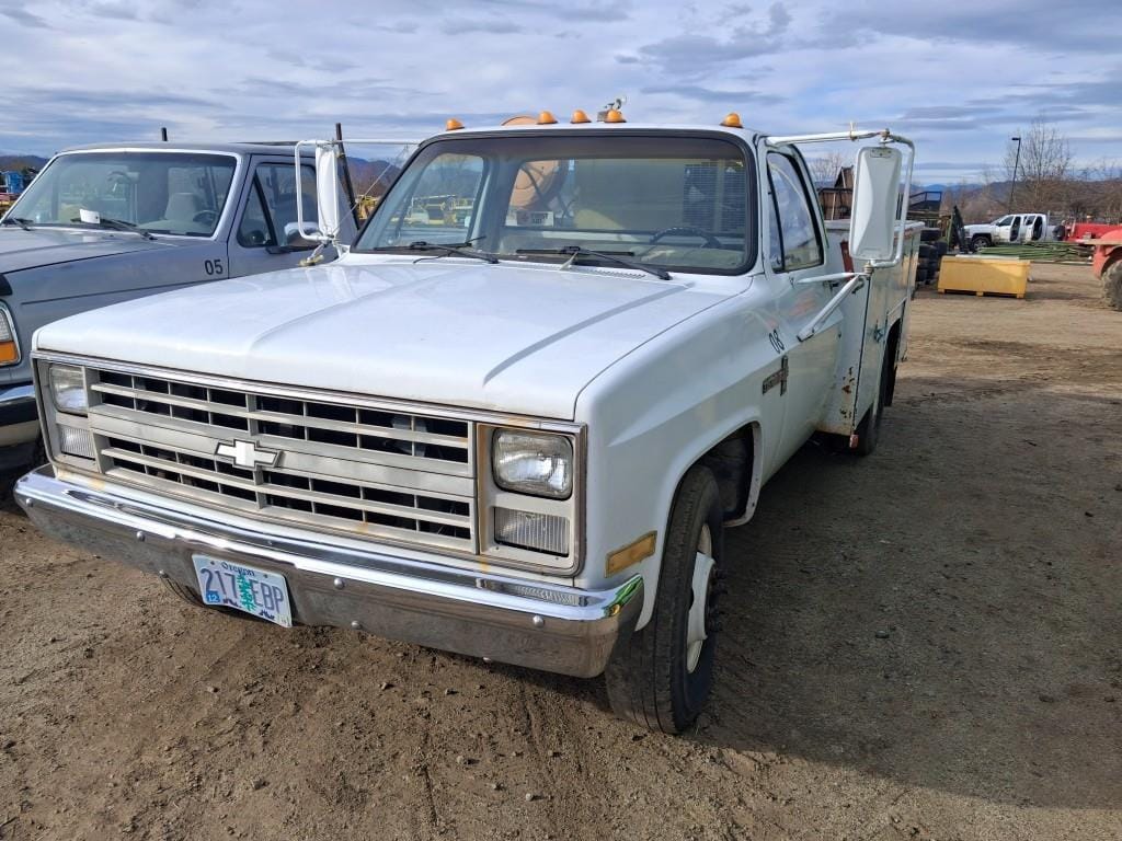 1988 Chevrolet Custom Deluxe 30 Equipment Image0