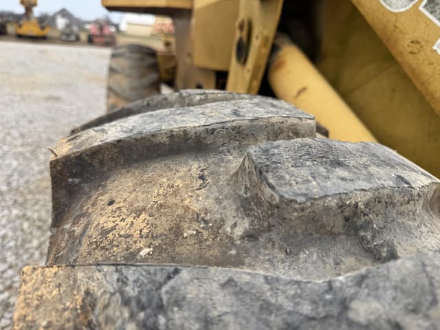 Image of John Deere 344E equipment image 4