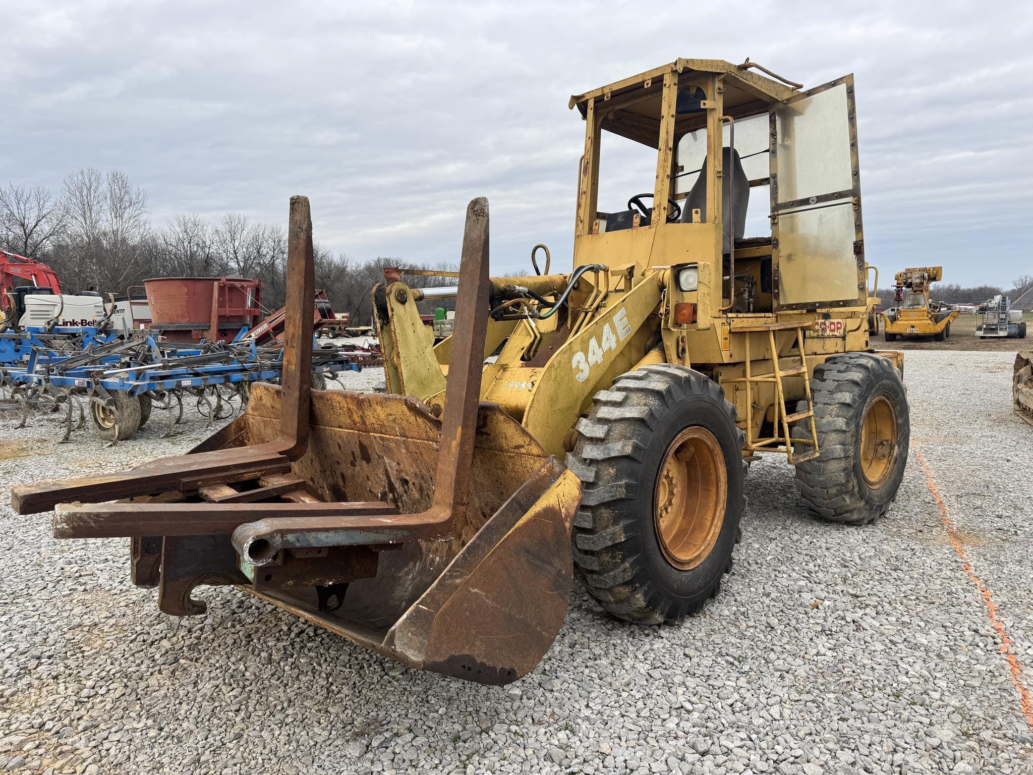 1988 John Deere 344E Equipment Image0