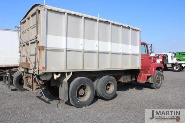 Image of Ford F-8000 equipment image 2