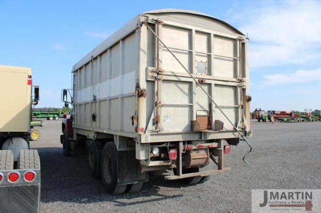 Image of Ford F-8000 equipment image 3