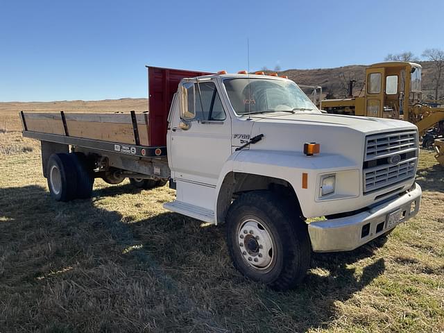 Image of Ford F-700 equipment image 4