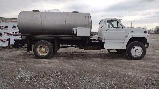 Image of Ford F-800 equipment image 3